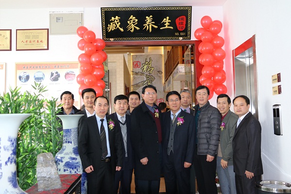 中醫(yī)預(yù)防保健服務(wù)專家指導(dǎo)委員會(huì)部分專家委員在示范基地集體合影