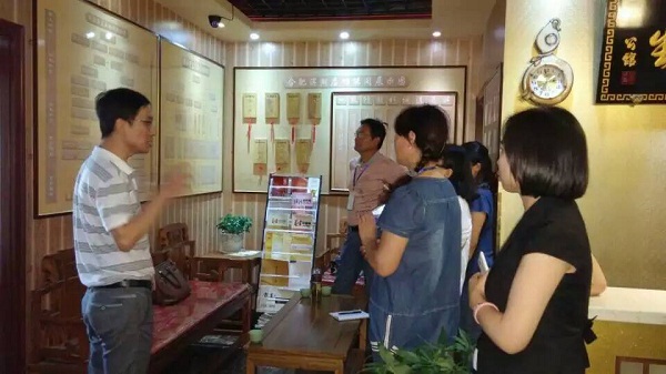 中國健康促進(jìn)基金會中醫(yī)預(yù)防保健服務(wù)專家高志平教授在館內(nèi)給實(shí)訓(xùn)學(xué)員講解