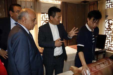 摩洛哥外交官參觀中醫(yī)傳統(tǒng)火罐療法