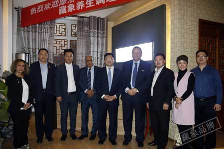 與摩洛哥外交官們合影留念